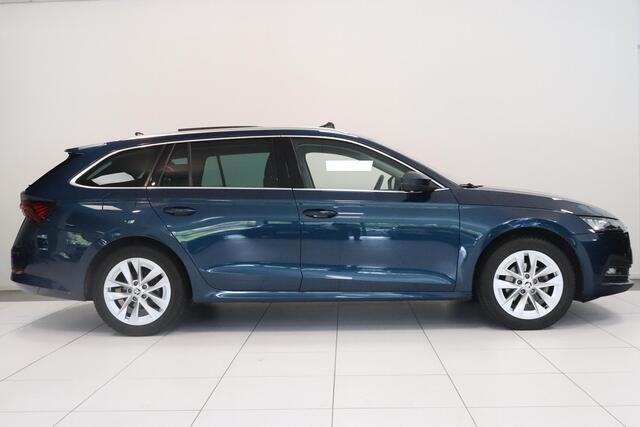 Skoda OCTAVIA Combi 1.5 e-TSI Business Edition Plus | Panoramadak | Camera | Trekhaak | AppleCarplay AndroidAuto | Adaptieve cruise |