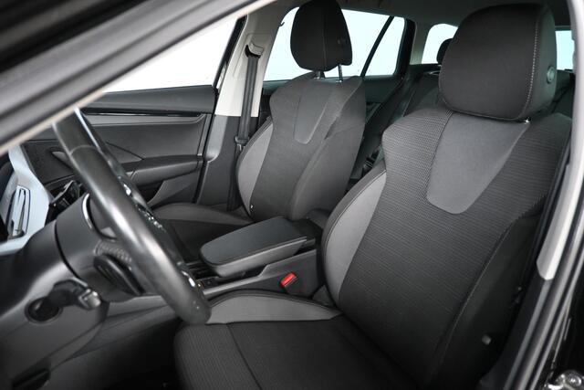 Skoda OCTAVIA Combi 1.0 e-TSI Business Edition Automaat Navigatie Carplay Virtual Stoelverwarming Inruil Mogelijk!