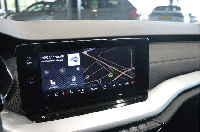 Skoda OCTAVIA Combi 2.0 TDI Style navi keyless camera trekhaak 18 inch !!