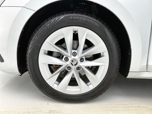 Skoda OCTAVIA Combi 1.5 e-TSI DSG Style | Navigatie | Climate Control | Parkeer Sensoren | Camera | DAB | Cruise control | Lichtmetalen Velgen | Keyless