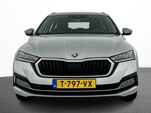 Skoda OCTAVIA Combi 1.5 e-TSI DSG Style | Navigatie | Climate Control | Parkeer Sensoren | Camera | DAB | Cruise control | Lichtmetalen Velgen | Keyless