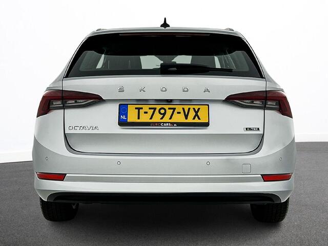 Skoda OCTAVIA Combi 1.5 e-TSI DSG Style | Navigatie | Climate Control | Parkeer Sensoren | Camera | DAB | Cruise control | Lichtmetalen Velgen | Keyless