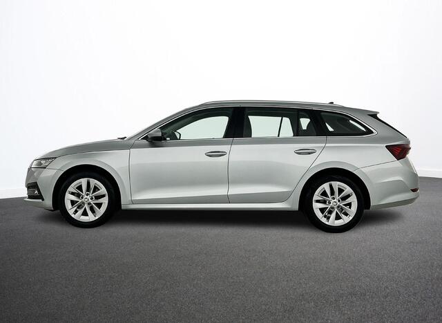 Skoda OCTAVIA Combi 1.5 e-TSI DSG Style | Navigatie | Climate Control | Parkeer Sensoren | Camera | DAB | Cruise control | Lichtmetalen Velgen | Keyless