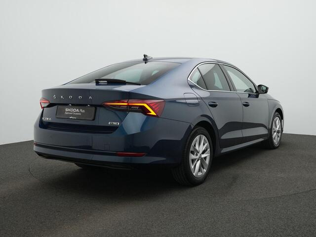 Skoda OCTAVIA 1.0 e-TSI 110 pk DSG Style | Trekhaak | Geheugenstoel | Head-up display | Stuur-/stoelverwarming | Achteruitrijcamera