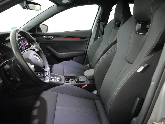 Skoda OCTAVIA Combi 1.4 TSI iV PHEV Sportline Business 204 pk Automaat (DSG) | SOH 96% | Verlengde garantie | Navigatie | Parkeersensoren | Adaptieve cruise control | Stoelverwarming |