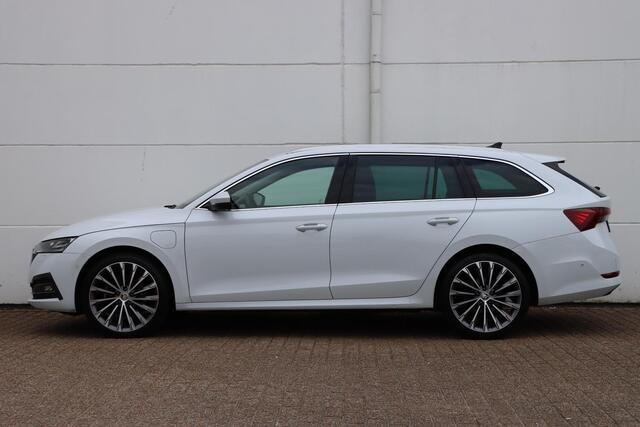 Skoda OCTAVIA Combi 1.4 eHybrid Style 204pk DSG6 | SOH 94% | Elektrische stoelen | Leder/Alcantara | HUD
