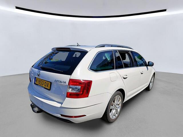 Skoda OCTAVIA Combi 1.5 TSI Greentech Business Edition Trekhaak | Navi | LED | Leer/stof | LMV 17" | NL auto | 1e eig.