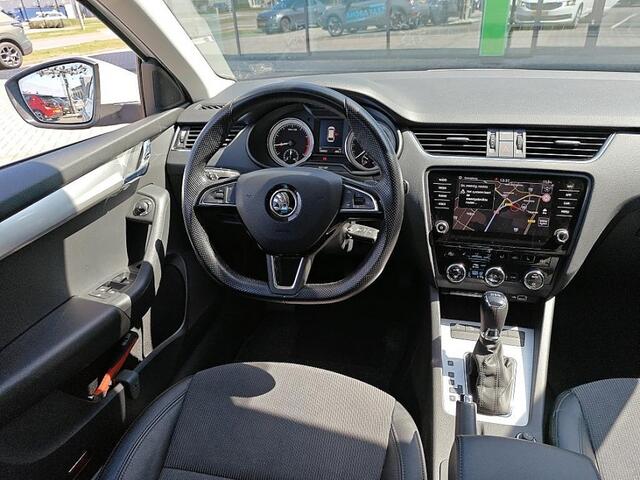 Skoda OCTAVIA Combi 1.5 TSI Greentech Business Edition Trekhaak | Navi | LED | Leer/stof | LMV 17" | NL auto | 1e eig.