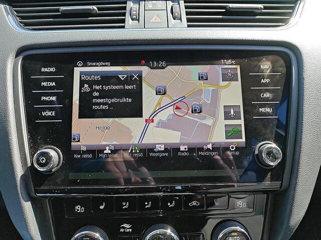 Skoda OCTAVIA Combi 1.5 TSI Greentech Business Edition Trekhaak | Navi | LED | Leer/stof | LMV 17" | NL auto | 1e eig.