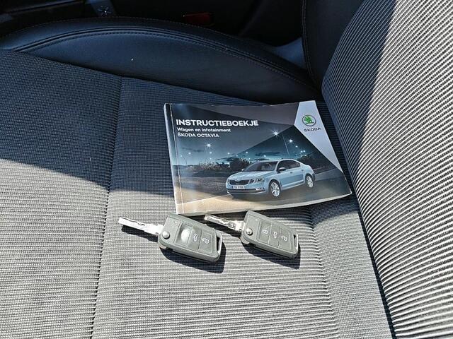 Skoda OCTAVIA Combi 1.5 TSI Greentech Business Edition Trekhaak | Navi | LED | Leer/stof | LMV 17" | NL auto | 1e eig.