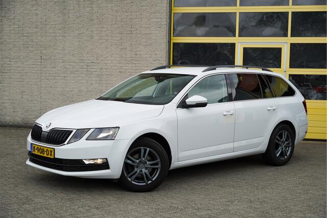 Skoda OCTAVIA Combi 1.5 TSI 150PK! Automaat Business Edition BJ2020 Lmv 16" | Led | Pdc | Trekhaak | App-Connect | Navi | Climate control | Cruise control | Sportstuur | Verwarmde voorstoelen | Extra getint glas