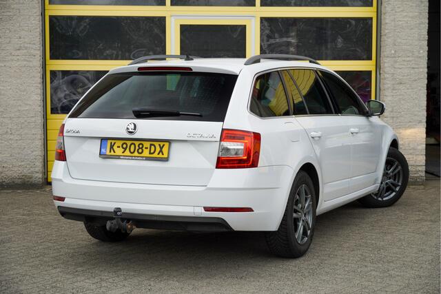 Skoda OCTAVIA Combi 1.5 TSI 150PK! Automaat Business Edition BJ2020 Lmv 16" | Led | Pdc | Trekhaak | App-Connect | Navi | Climate control | Cruise control | Sportstuur | Verwarmde voorstoelen | Extra getint glas