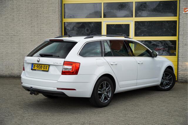 Skoda OCTAVIA Combi 1.5 TSI 150PK! Automaat Business Edition BJ2020 Lmv 16" | Led | Pdc | Trekhaak | App-Connect | Navi | Climate control | Cruise control | Sportstuur | Verwarmde voorstoelen | Extra getint glas