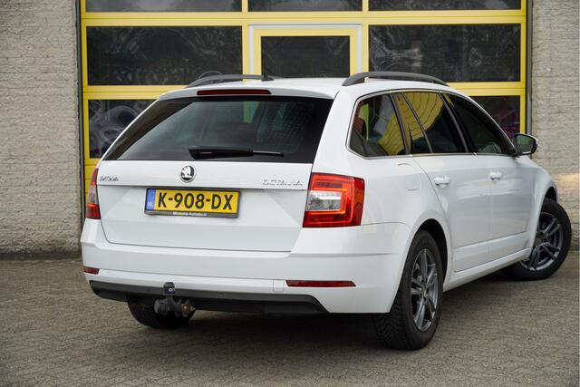Skoda OCTAVIA Combi 1.5 TSI 150PK! Automaat Business Edition BJ2020 Lmv 16" | Led | Pdc | Trekhaak | App-Connect | Navi | Climate control | Cruise control | Sportstuur | Verwarmde voorstoelen | Extra getint glas
