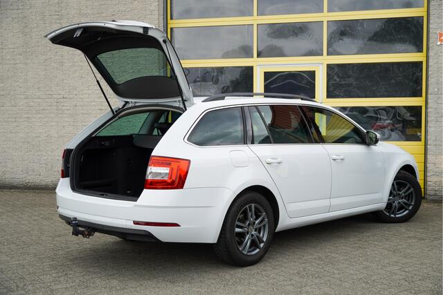 Skoda OCTAVIA Combi 1.5 TSI 150PK! Automaat Business Edition BJ2020 Lmv 16" | Led | Pdc | Trekhaak | App-Connect | Navi | Climate control | Cruise control | Sportstuur | Verwarmde voorstoelen | Extra getint glas