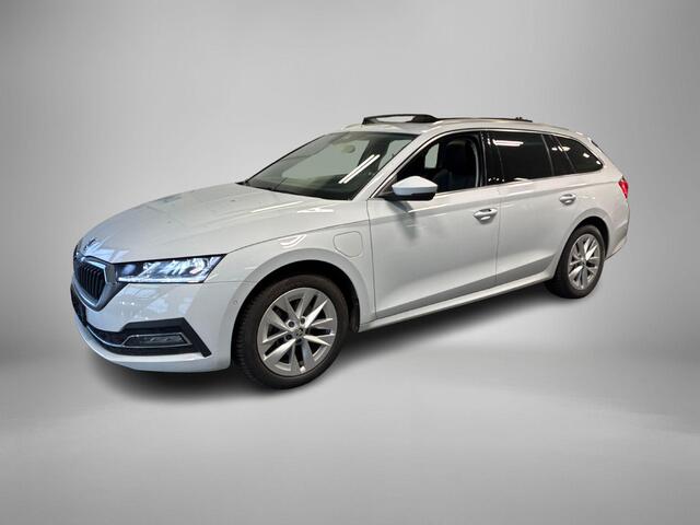 Skoda OCTAVIA 1.4 TSI 204pk DSG iV PHEV · Camera · Panoramadak · Wegklapbare Trekhaak · Apple/Android Car Play · 17'' Inch ·