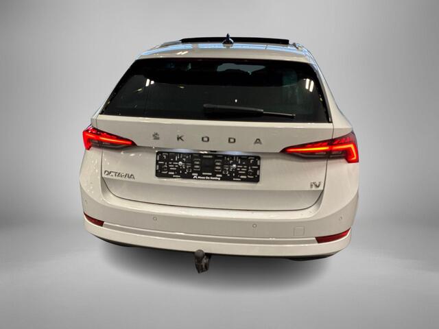 Skoda OCTAVIA 1.4 TSI 204pk DSG iV PHEV · Camera · Panoramadak · Wegklapbare Trekhaak · Apple/Android Car Play · 17'' Inch ·
