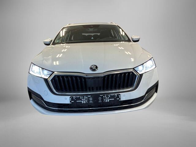Skoda OCTAVIA 1.4 TSI 204pk DSG iV PHEV · Camera · Panoramadak · Wegklapbare Trekhaak · Apple/Android Car Play · 17'' Inch ·