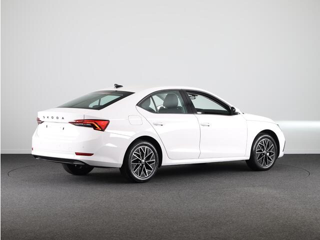 Skoda OCTAVIA Ambition 1.0 e-TSI 110pk DSG-7 | Navigatie | Park Assist | Stoelverwarming | Led verlichting | 17 inch zwarte velgen | Verlengde garantie