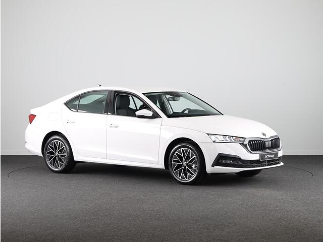 Skoda OCTAVIA Ambition 1.0 e-TSI 110pk DSG-7 | Navigatie | Park Assist | Stoelverwarming | Led verlichting | 17 inch zwarte velgen | Verlengde garantie