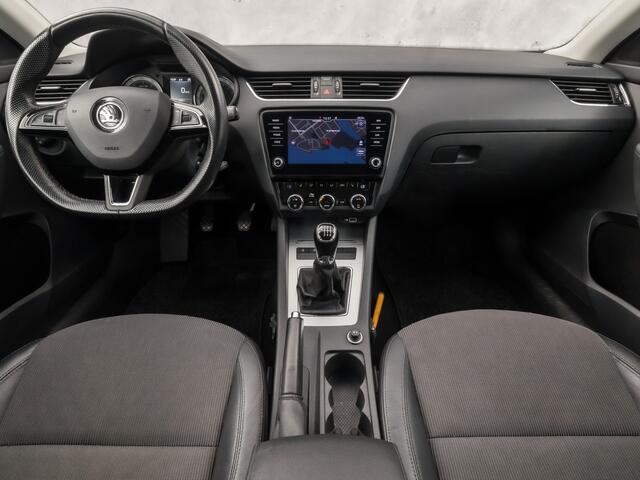 Skoda OCTAVIA Combi 1.0 TSI Sport (APPLE CARPLAY, GROOT NAVI, CLIMATE, LEDER, STOELVERWARMING, SPORTSTOELEN, GETINT GLAS, CRUISE, PARKEERSENSOREN, NIEUWSTAAT)