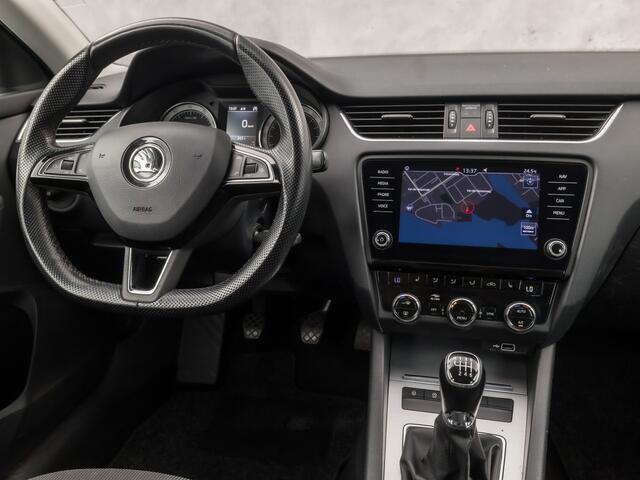 Skoda OCTAVIA Combi 1.0 TSI Sport (APPLE CARPLAY, GROOT NAVI, CLIMATE, LEDER, STOELVERWARMING, SPORTSTOELEN, GETINT GLAS, CRUISE, PARKEERSENSOREN, NIEUWSTAAT)