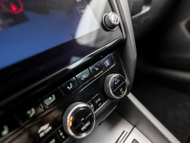 Skoda OCTAVIA Combi 1.0 TSI Sport (APPLE CARPLAY, GROOT NAVI, CLIMATE, LEDER, STOELVERWARMING, SPORTSTOELEN, GETINT GLAS, CRUISE, PARKEERSENSOREN, NIEUWSTAAT)