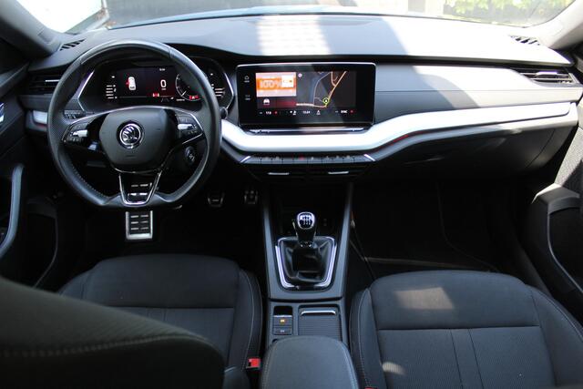 Skoda OCTAVIA Combi 1.0 TSI Sport Business | Incl. 12 maanden Garantie | Cruise controle | Climate controle | Parkeersensoren achter | Keyless entry/start | Navigatie | Elektrische kofferbakklep | Apple CarPlay/Android Auto | Sfeerverlichting | Origineel NL Auto | NAP 