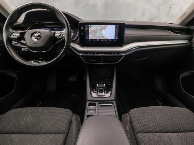 Skoda OCTAVIA Combi 1.0 e-TSI Sport Automaat (VIRTUAL COCKPIT, 1e EIGENAAR, APPLE CARPLAY, GROOT NAVI, STOELVERWARMING, SPORTSTOELEN, CAMERA, GETINT GLAS, NIEUWSTAAT)