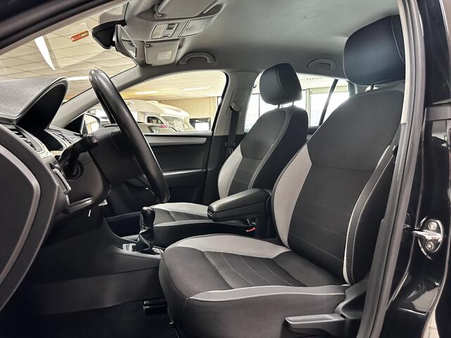 Skoda RAPID Spaceback 1.0 TSI Greentech Clever/ Extra getint glas/ 16'' LMV/ Apple + Android/ Stoelverw./ Navi/ Clima/ Cruise/ Elek. pakket/ Isofix/ Bluetooth/ Armsteun/ Multi. LEDER. Stuur/ PDC/ Chroom/ Dagrijverl.