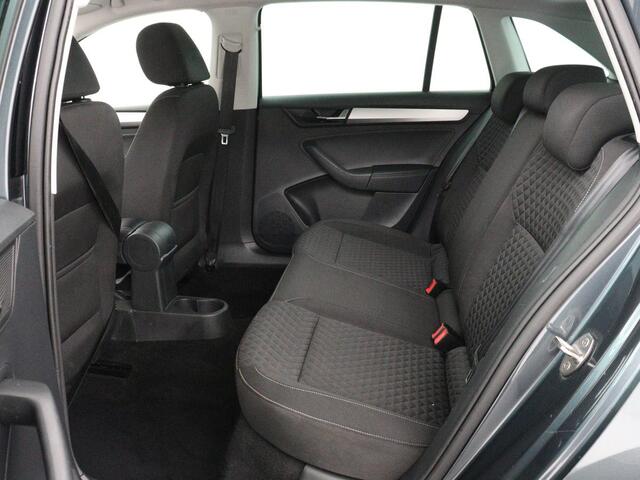 Skoda RAPID Spaceback 1.0 TSI Greentech Drive | Stoelverwarming | Carplay | Trekhaak | Climate control | Parkeerhulp | Navigatie | Cruise control | Bluetooth | Lichtmetalen velgen