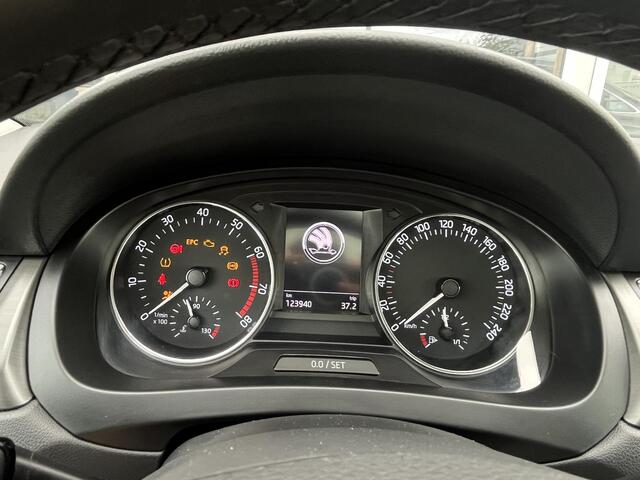 Skoda RAPID Spaceback 1.2 TSI Greentech JOY | AUTOMAAT | PDC voor en achter | Panoramadak | Apple Carplay - Android Auto | NAP | Prachtige dealeronderhouden auto van eerste eigenaar