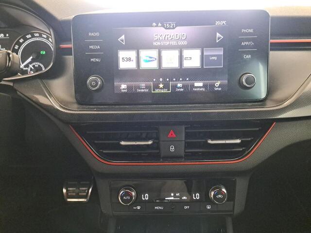 Skoda SCALA 1.5 TSI Sport Business Klapbare Trekhaak | Carplay | Donkere Hemel | Camera | Full Led | Cruise | Bots waarschuwing | NL-Auto | Volledig Onderh.