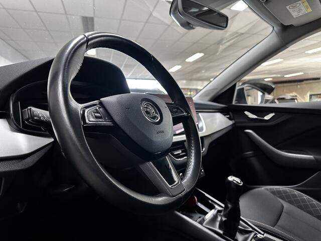 Skoda SCALA 1.0 TSI Business Edition/ 17'' LMV/ Apple + Android/ Virtual Cockpit/ LED Koplampen/ Lane-Assist./ Keyless-GO/ Stoelverw./ Navi/ Clima/ Cruise/ Multi. LEDER. Stuur/ Mistl./ Chroom/ Extra getint glas.