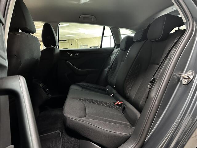 Skoda SCALA 1.0 TSI Business Edition/ 17'' LMV/ Apple + Android/ Virtual Cockpit/ LED Koplampen/ Lane-Assist./ Keyless-GO/ Stoelverw./ Navi/ Clima/ Cruise/ Multi. LEDER. Stuur/ Mistl./ Chroom/ Extra getint glas.