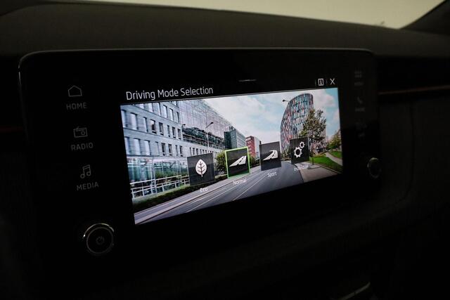 Skoda SCALA Monte Carlo 1.0 TSI 85 kW / 115 pk | Panoramadak | Camera | Keyless | Stoelverwarming | 18 inch