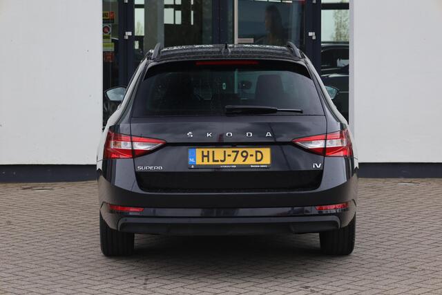 Skoda SUPERB Combi 1.4 TSI iV Ambition 218PK / 160kW Achteruitrijcamera, Apple Carplay & Android Auto, verwarmbare voorstoelen + stuurwiel, dynamische onderstelregeling (DCC), elektrisch bedienbare achterklep, wegklapbare trekhaak, full map navigatie, parkeersensoren 