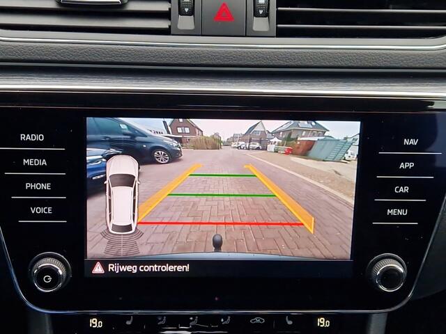 Skoda SUPERB Combi 1.5 TSI Business Edition Trekhaak - Carplay - NL Auto