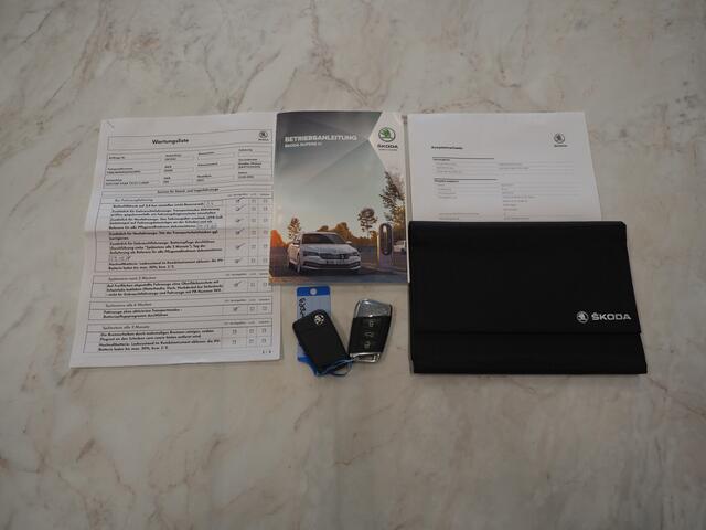 Skoda SUPERB Combi 1.4 TSI iV Laurin & Klement | Panoramadak | Massage | Canton | Camera | Keyless | Adaptive Cruise | Carplay