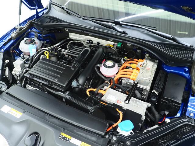 Skoda SUPERB Combi 1.4 TSI iV Laurin & Klement | Panoramadak | Massage | Trekhaak | Canton | Leder | 360 | Keyless | Adaptive Cruise