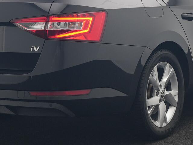 Skoda SUPERB Combi 1.4 TSI iV Business Edition Plug In Hybrid 218pk Dealer O.H PHEV | Trekhaak af Fabriek | Crystal LED | Keyless | Apple Carplay | Sportstoelen Verwarmd | Cruise Control | 17"L.M |