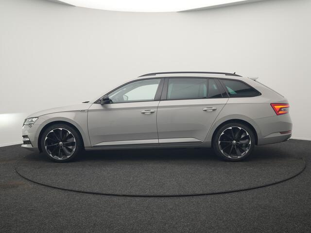 Skoda SUPERB Combi 1.4 TSI iV Sportline Business Plug In Hybrid 218pk Dealer O.H. PHEV | Trekhaak Af Fabriek | Adaptive Cruise | 360 Camera | Canton Audio | Alcantara Sportstoelen Memory & Verwarmd | Sfeerverlichting | Stuur Verwarmd | Keyless | Crystal LED | DAB |