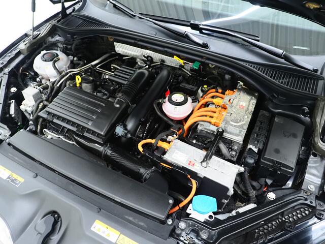 Skoda SUPERB Combi 1.4 TSI iV Laurin & Klement | Leder | Trekhaak | Canton | Adaptive Cruise | Keyless | Sfeerlicht | Memory | Carplay