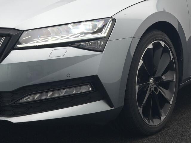 Skoda SUPERB Combi 1.4 TSI iV Sportline PHEV 218pk Dealer O.H | Panodak | Crystal LED | Camera | Alcantara Sportstoelen Memory & Verwarmd | Cruise Control | Sfeerverlichting | Apple Carplay | Keyless | Navigatie | Virtual | DAB | 19"L.M | Plug In Hybrid |