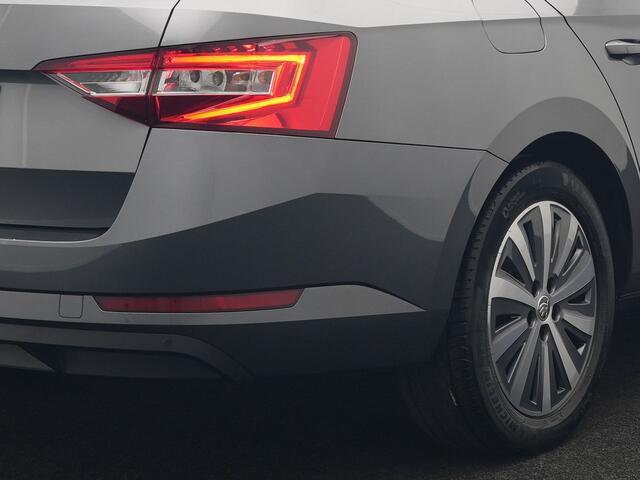 Skoda SUPERB Combi 1.4 TSI iV Business Edition PHEV 218pk Dealer O.H. | Trekhaak Af Fabriek | Adaptive Cruise | Sportstoelen Verwarmd | Apple Carplay | Crystal LED | Navigatie | Virtual | DAB |