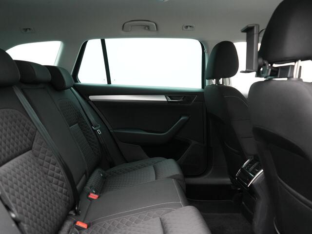 Skoda SUPERB Combi 1.4 TSI iV Business Edition PHEV 218pk Dealer O.H. | Trekhaak Af Fabriek | Adaptive Cruise | Sportstoelen Verwarmd | Apple Carplay | Crystal LED | Navigatie | Virtual | DAB |