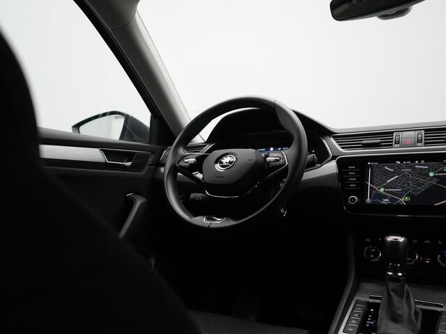 Skoda SUPERB Combi 1.4 TSI iV Business Edition PHEV 218pk Dealer O.H. | Trekhaak Af Fabriek | Adaptive Cruise | Sportstoelen Verwarmd | Apple Carplay | Crystal LED | Navigatie | Virtual | DAB |