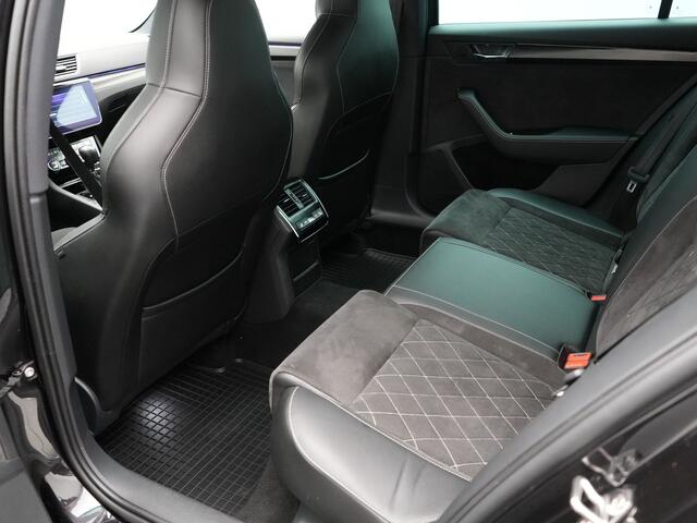 Skoda SUPERB Combi 1.4 TSI iV Sportline Business PHEV 218pk Dealer O.H | Trekhaak af Fabriek | Adaptive Cruise | 360 Camera | Alcantara Sportstoelen Memory | 19"L.M | Keyless | Crystal LED | Plug In Hybrid |