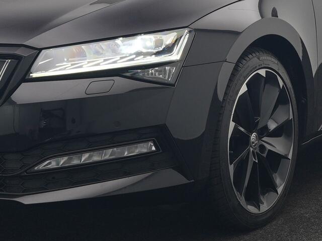Skoda SUPERB Combi 1.4 TSI iV Sportline Business PHEV 218pk Dealer O.H | Trekhaak af Fabriek | Adaptive Cruise | 360 Camera | Alcantara Sportstoelen Memory | 19"L.M | Keyless | Crystal LED | Plug In Hybrid |