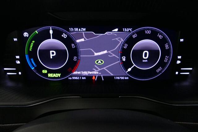 Skoda SUPERB Combi 1.4 TSI iV Business Edition / Elektr. verstelbare voorstoelen (links met memory) / Canton Sound System / Stoelverwarming voor & achter / Stuurwiel verwarming / Apple Carplay - Android Auto / Trekhaak (zwenkbaar) / Achteruitrijcamera / Dodehoek detec